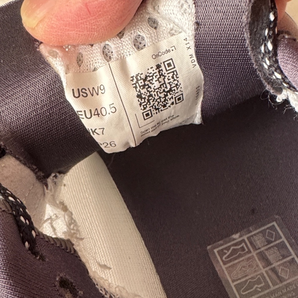 On Running White and Black Athletic Shoes - Picture 5 of 12